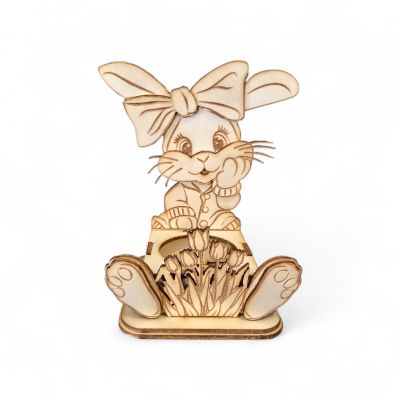 Великденско Зайче с панделка сред лалета дървена поставка